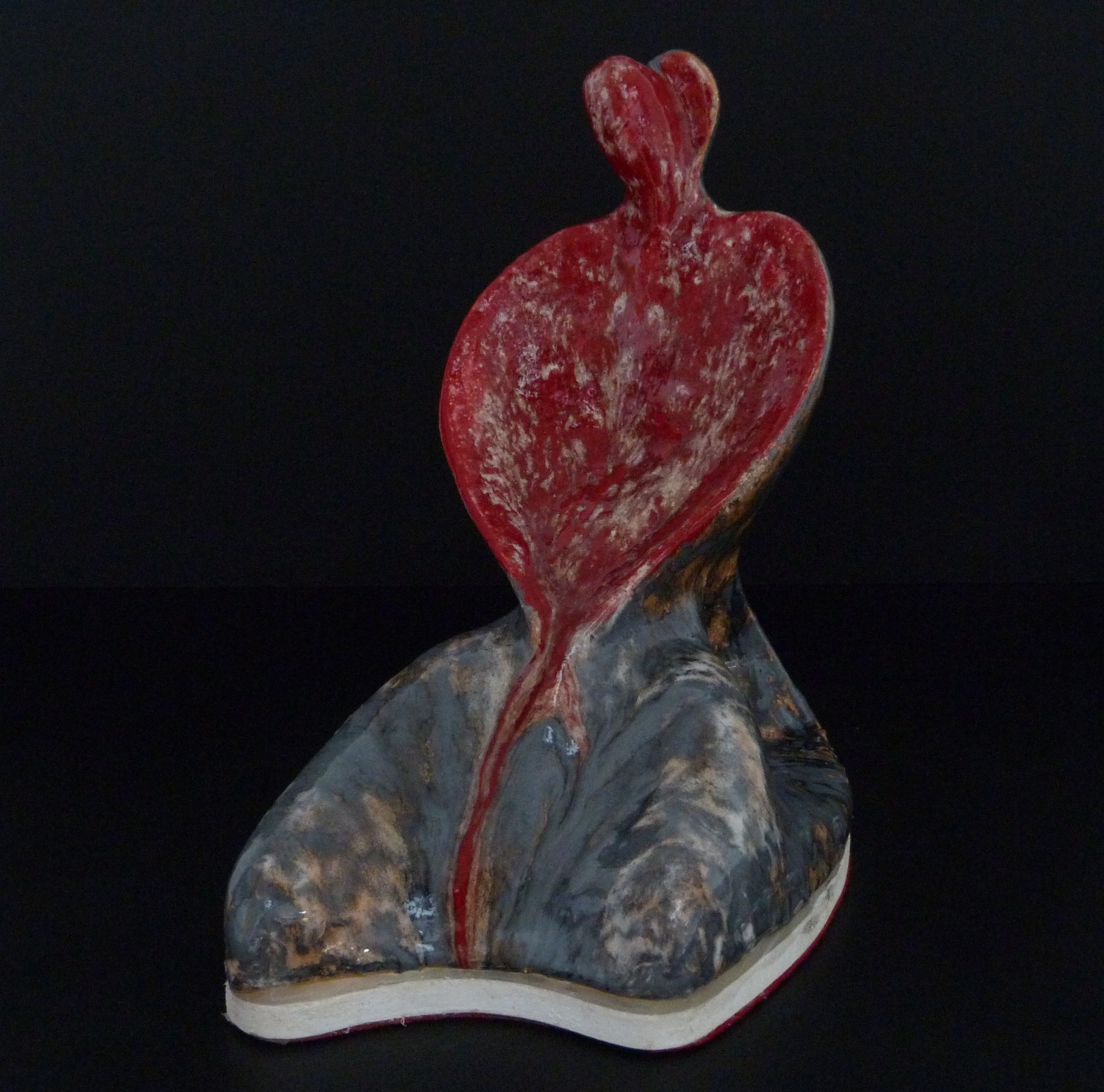 Sculpture Debout de Maleka Salhi : silhouette en terre sombre, glaçure rouge s'écoulant du cœur
