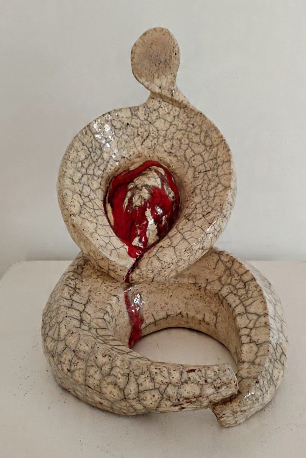 Sculpture La Matrice de Maleka Salhi : anneau de terre blanche craquelée, glaçure rouge au cœur